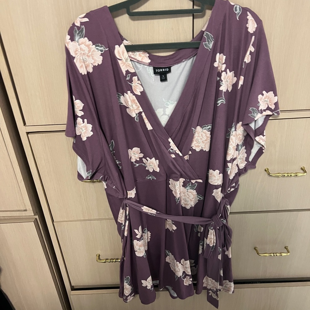 *EUC* Torrid Floral Fuax Wrap Top